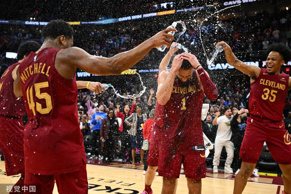 场球员通过 场球员通过