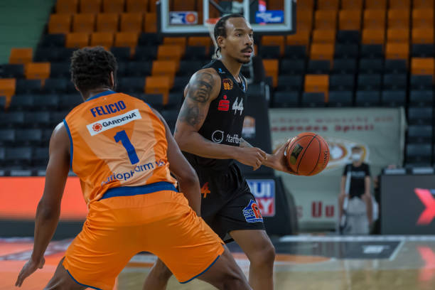 中场铁三角 中场铁三角